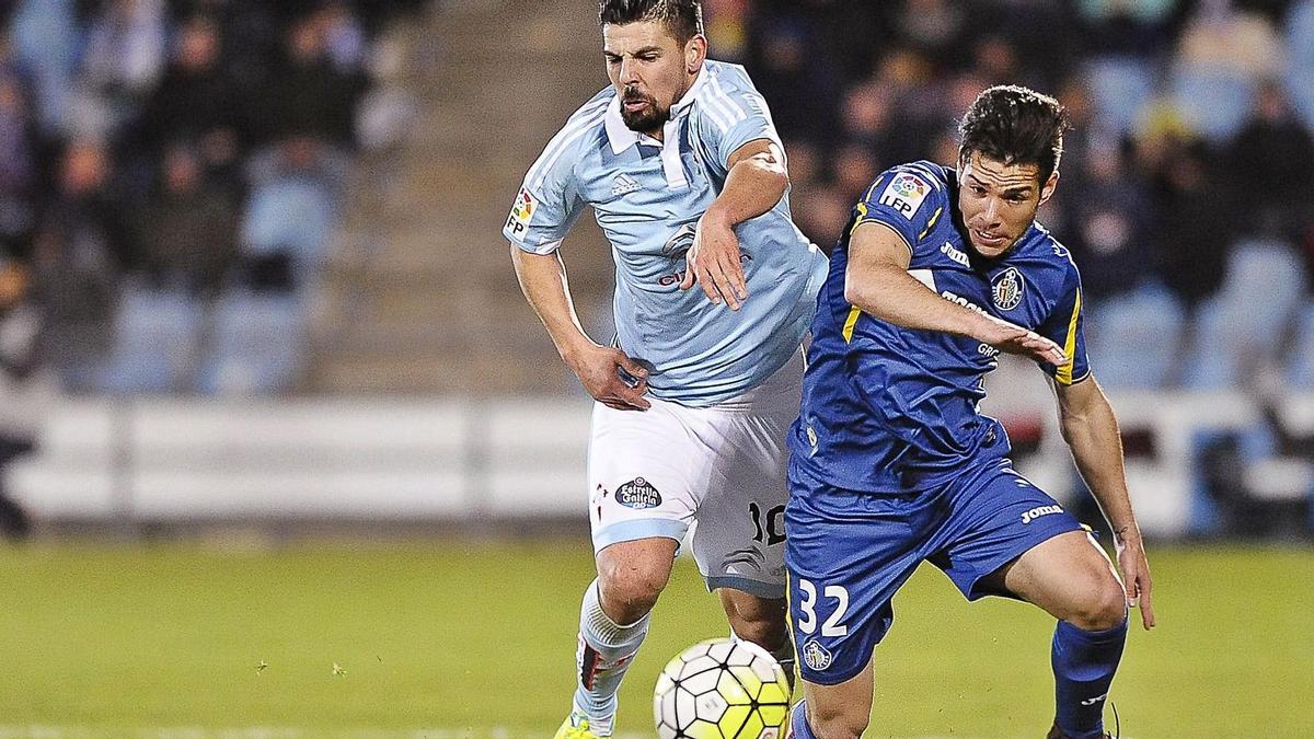 Nolito pugna por un balón con Buendía en el único partido que el Celta ha ganado en el Coliseum.