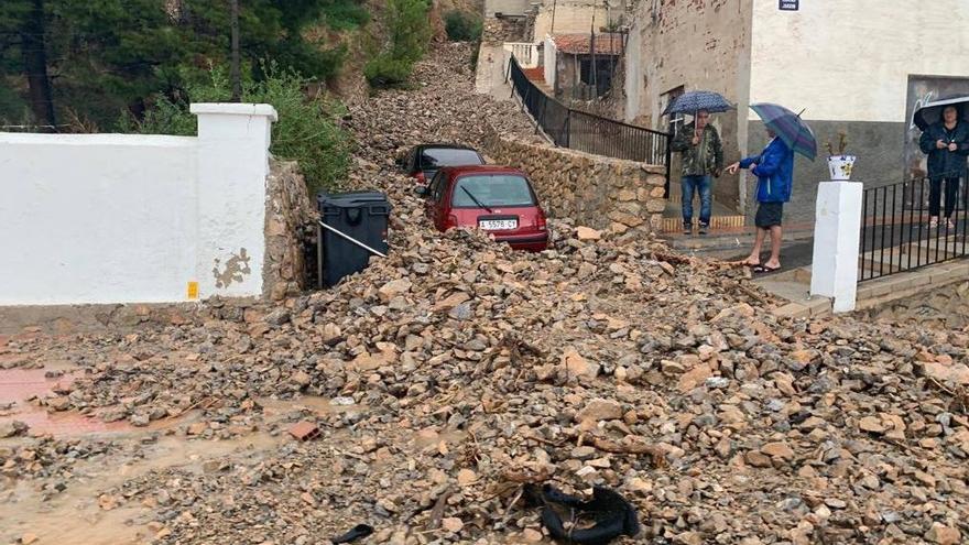 Arrastre de piedras provocado por la DANA en las calles aledañas a la Sierra de Callosa