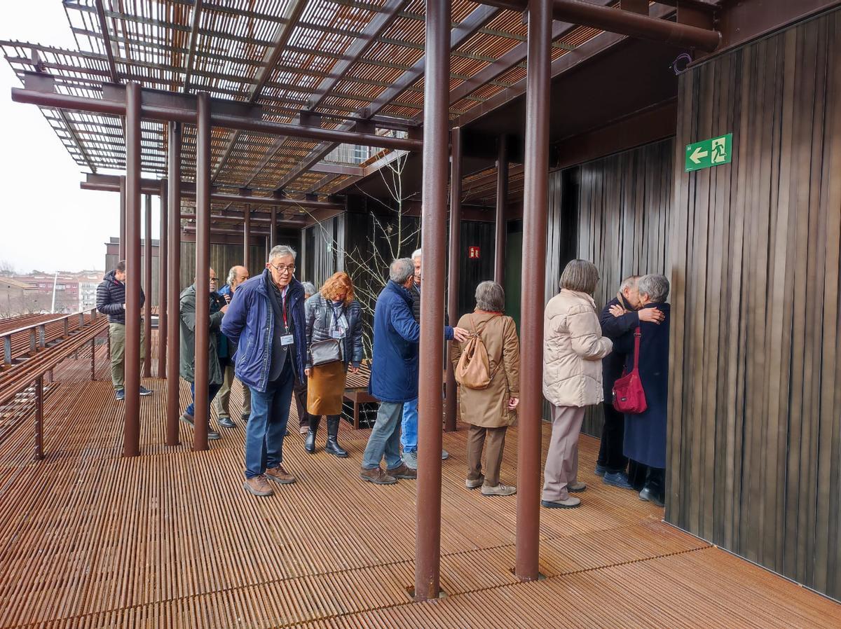 Un moment de la visita dels manresnas forans a la nova residència d'Ampans