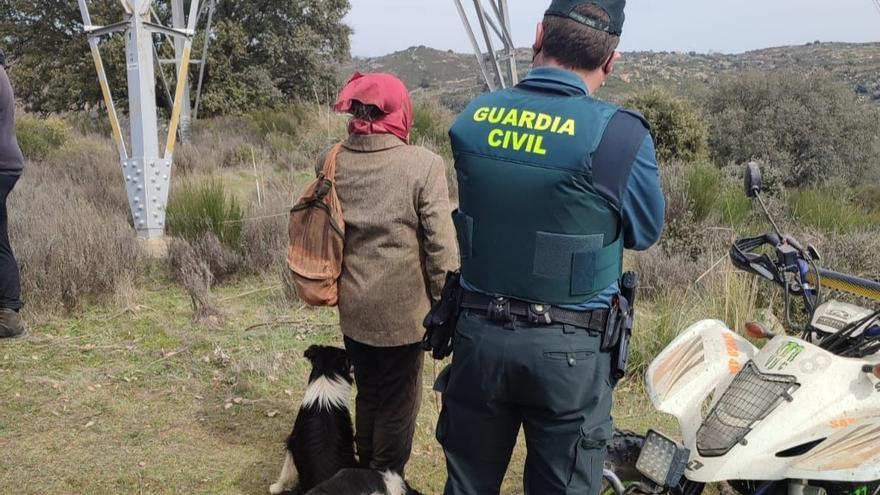 Miembros de la Guardia Civil con la mujer.