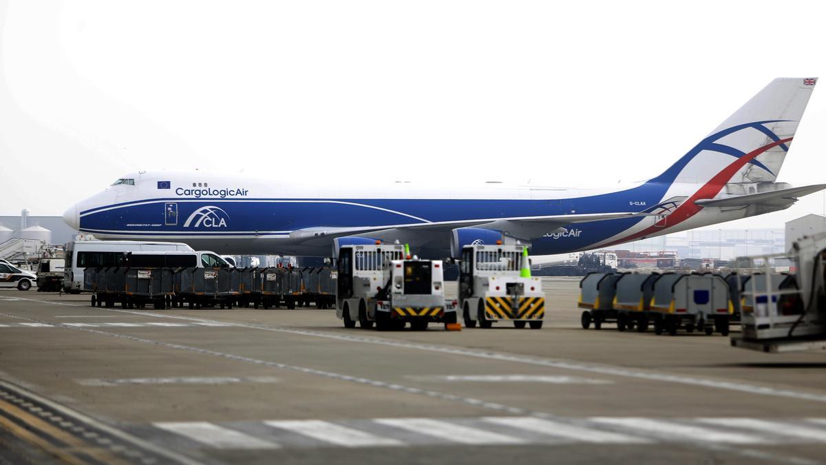 Un avión carguero estacionado en el aeropuerto de Zaragoza, el segundo de España en tráfico de mercancías.