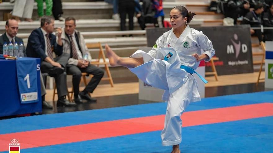Paola García debuta en la Liga Nacional de karate en Pontevedra