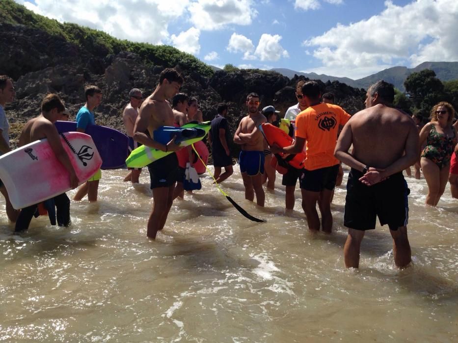 Rescate en la cala de Sorraos en Llanes