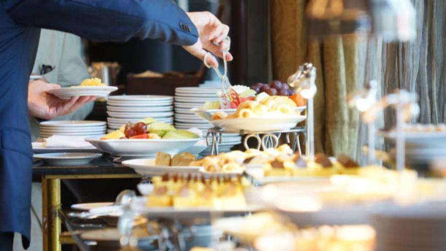 Las 6 cosas que nunca deberías comer en el buffet libre de un hotel