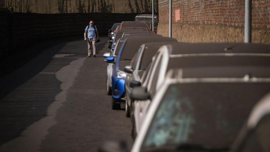 Un ciudadano camina por una zona cubierta de ceniza volcánica.