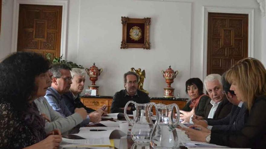 Los agentes reunidos ayer en la Mesa de Diálogo Social en el Ayuntamiento.