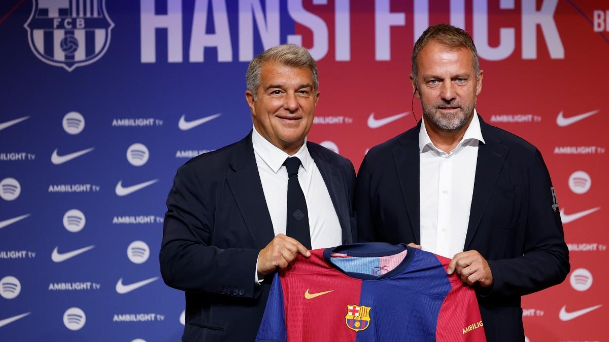 Flick, junto a Laporta, posa con la camiseta del Barça en su presentación