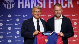 Flick, junto a Laporta, posa con la camiseta del Barça en su presentación