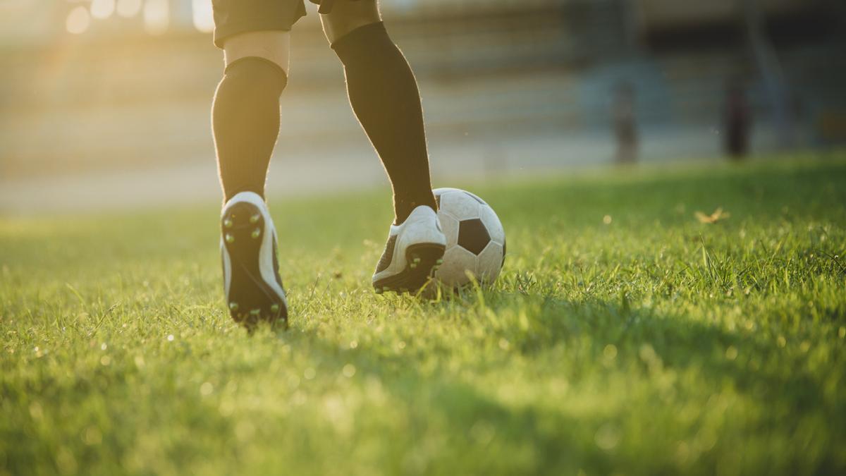 Un niño juega un partido de fútbol.