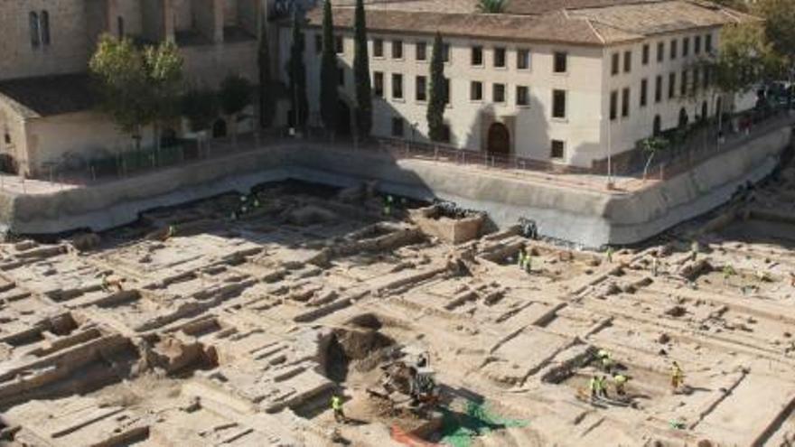 Arqueólogos trabajando ayer en el desaparecido jardín de San Esteban, donde el Ayuntamiento proyecta un parking