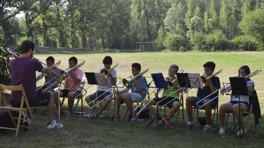 Cerca de 90 músicos participan en un campamento en Alcalá de la Selva