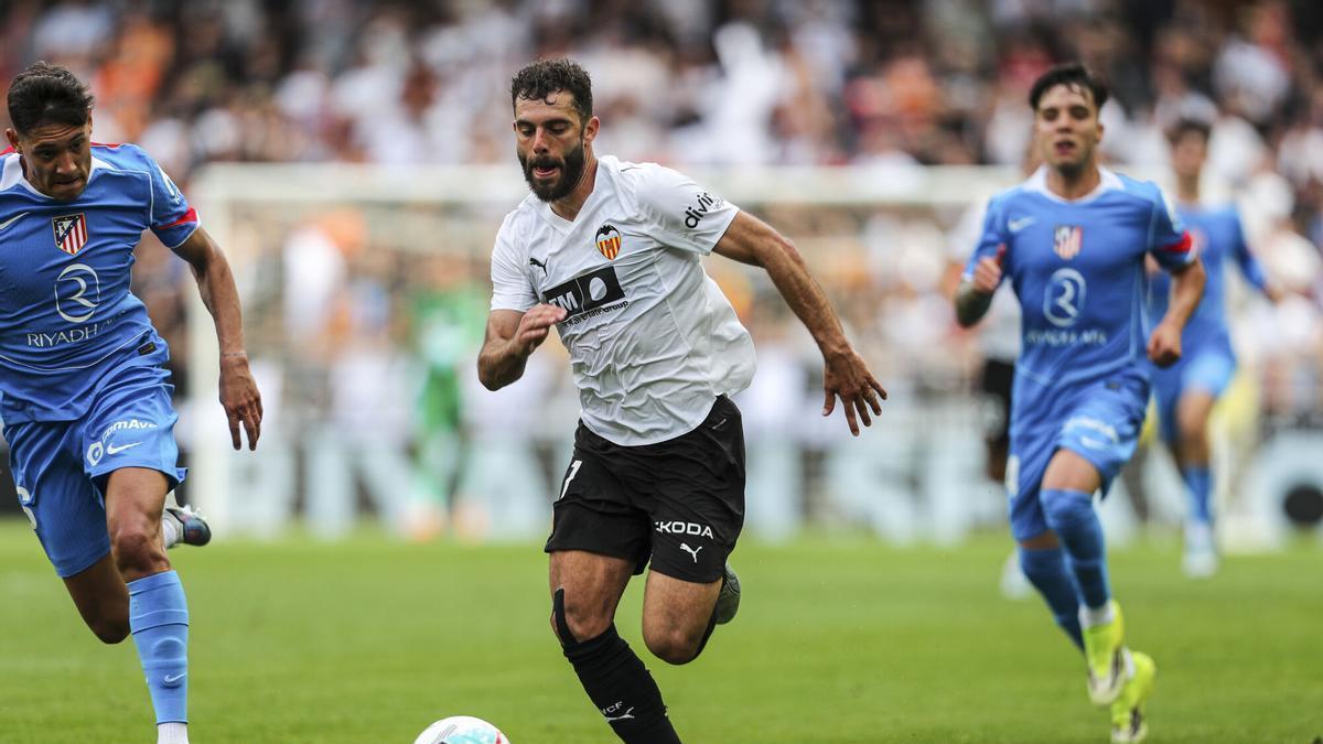 Luis Rioja of Valencia CF in action during the Spanish league, LaLiga EA Sports, football match played between Valencia CF and Atletico de Madrid at Mestalla stadium on May 2, 2026, in Valencia, Spain. AFP7 02/05/2026 ONLY FOR USE IN SPAIN. Ivan Terron / AFP7 / Europa Press;2026;Soccer;Sport;ZSOCCER;ZSPORT;Valencia CF V Atletico de Madrid - LaLiga EA Sports;