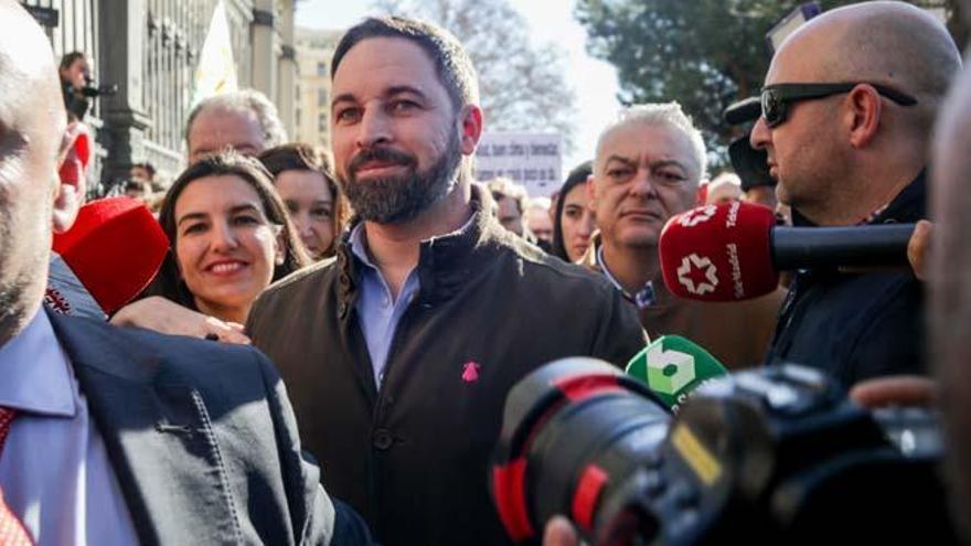 Un grupo de agricultores abuchea a Abascal por ir a la concentración