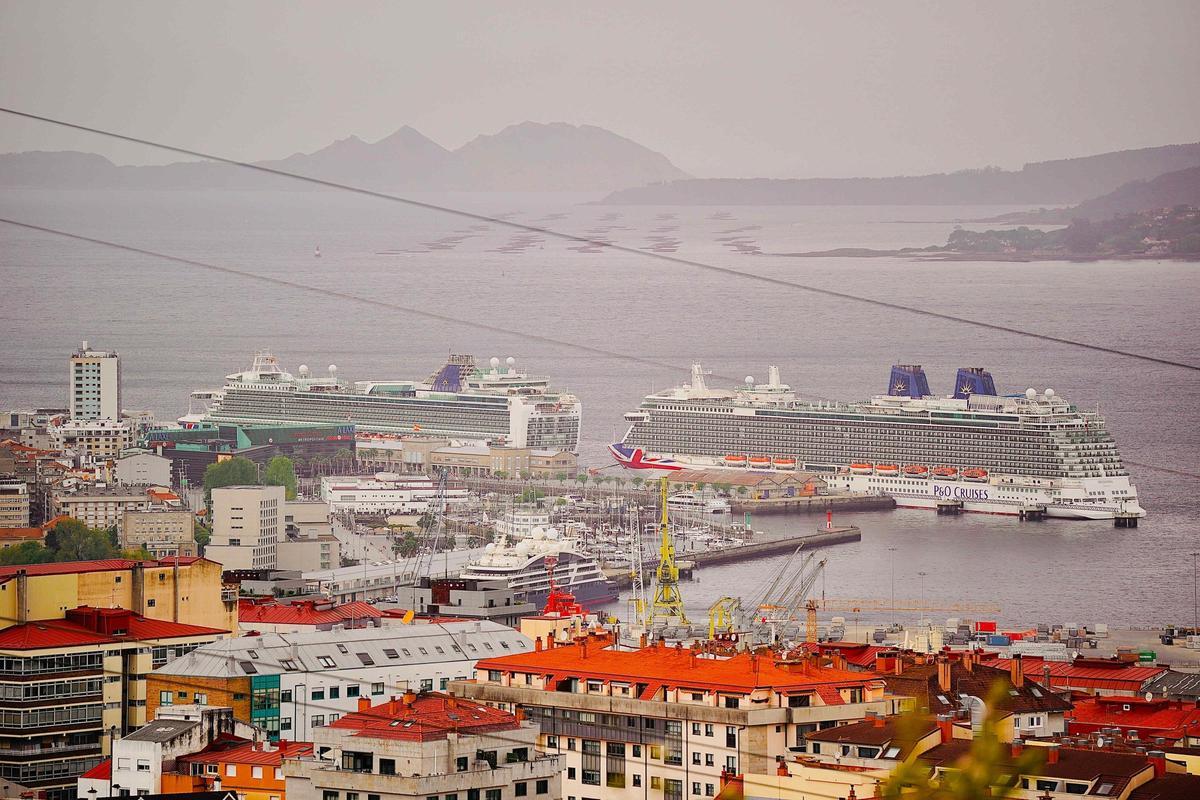 Vista del «Ventura» y el «Britannia» atracados hoy en el puerto de Vigo.