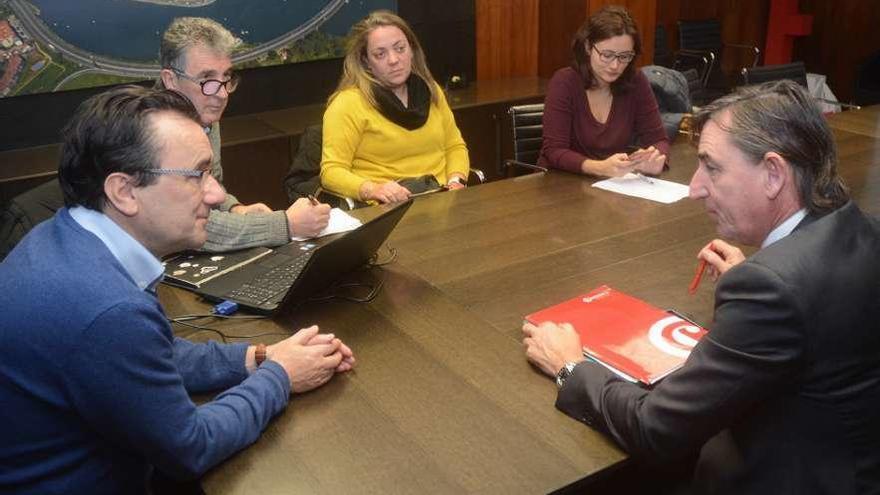 El concejal reunido con los representantes de Aempe, Zona Monumental y Cámara de Comercio. // R.V.