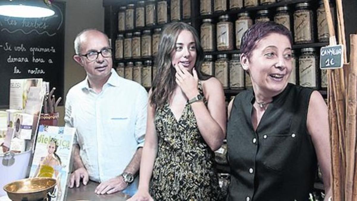 Les Herbes (Pardo, 71) Oasis de salud y bienestarLA ACTRIZ SUELE PEDIR AYUDA A SUS PADRES, MARTA VILA Y EDUARD MOLINS, EN SU HERBOLARIO, EN CUYA TRASTIENDA ENSAYA SU COMPAÑIA TEATRAL.