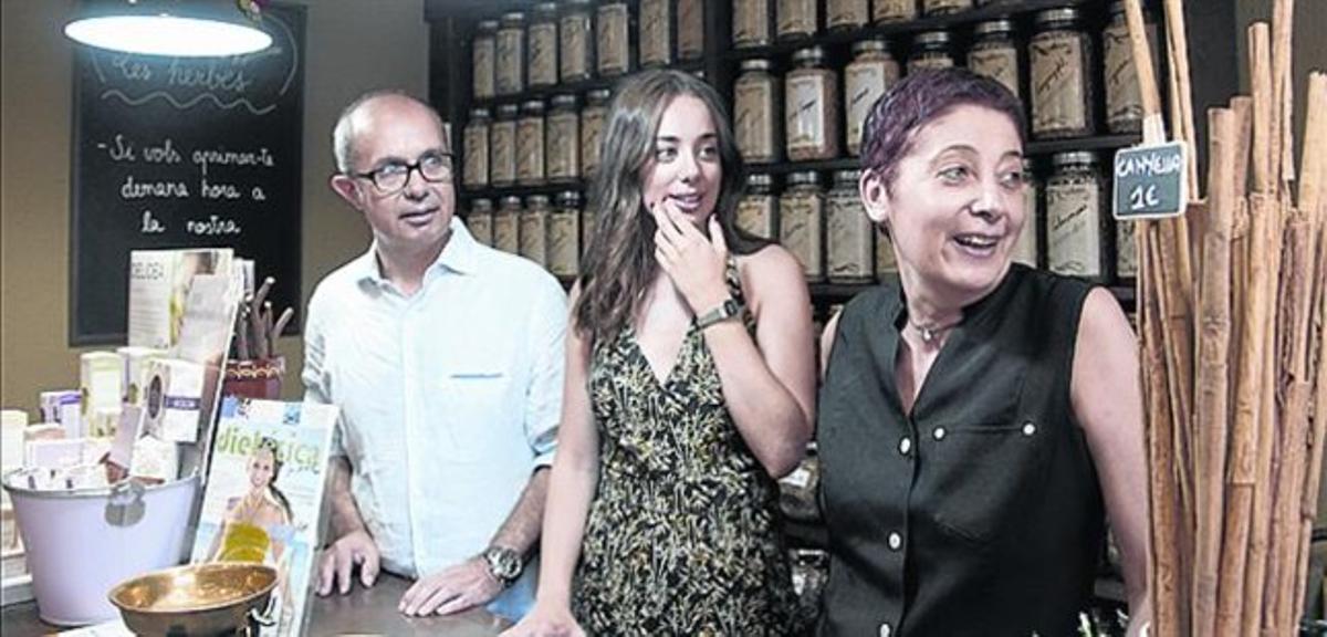 Les Herbes (Pardo, 71) Oasi de salut i benestarL’ACTRIU SOL DEMANAR AJUDA ALS SEUS PARES, MARTA VILA I EDUARD MOLINS, AL SEU HERBOLARI. A LA REBOTIGA ASSAJA LA SEVA COMPANYIA TEATRAL.