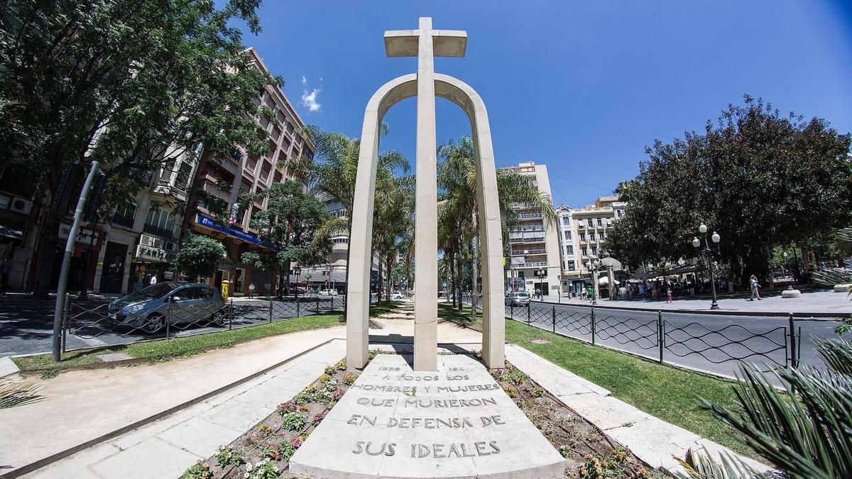 Imagen de la Cruz de los Caídos, ubicada entre Soto y Gadea, frente a Calvo Sotelo