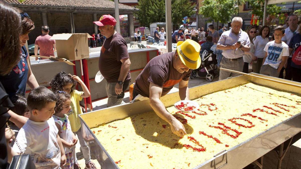 Preparación de la paella en las fiestas de Villoria, en una imagen de archivo.