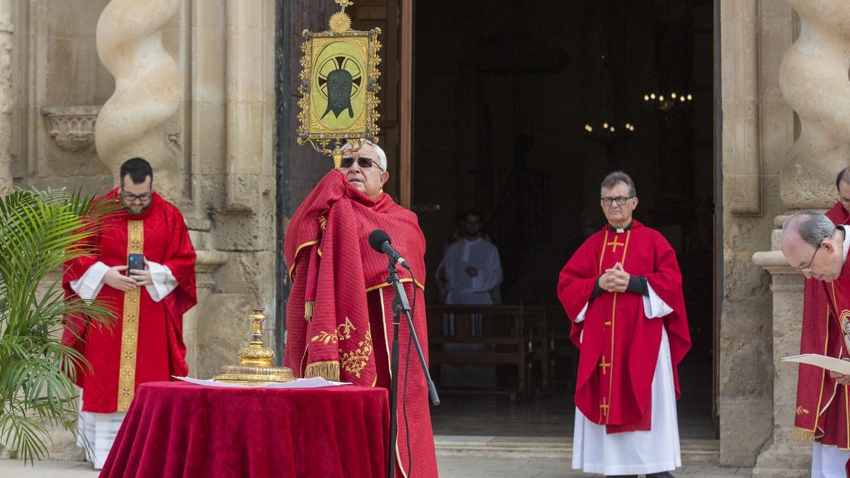 La Santa Faz bendijo a los alicantinos desde el Monasterio en el día que debería haberse realizado la tradicional romería.