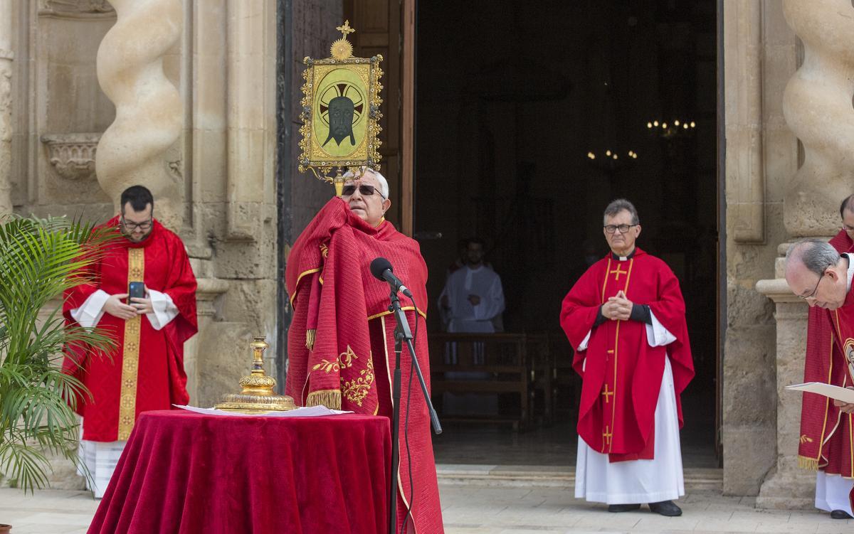 La Santa Faz bendijo a los alicantinos desde el Monasterio en el día que debería haberse realizado la tradicional romería.