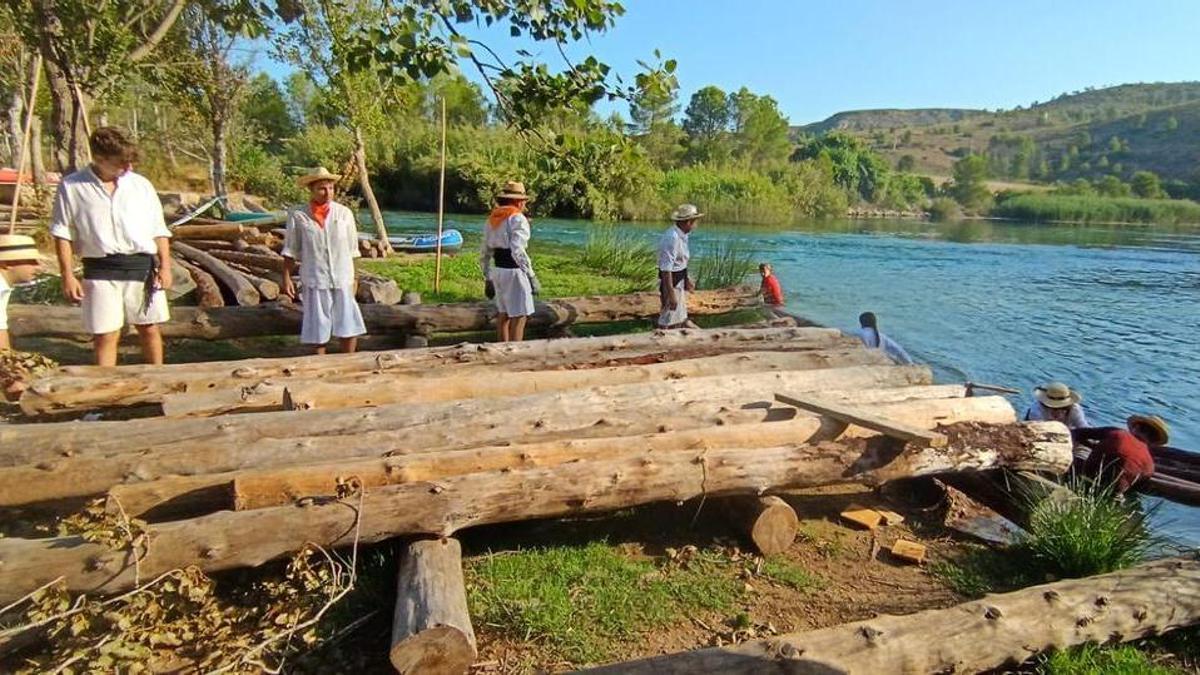 Los 'maeros' recorren el Xúquer entre Sumacàrcer y Antella en la XIV edición de este tradicional descenso de troncos