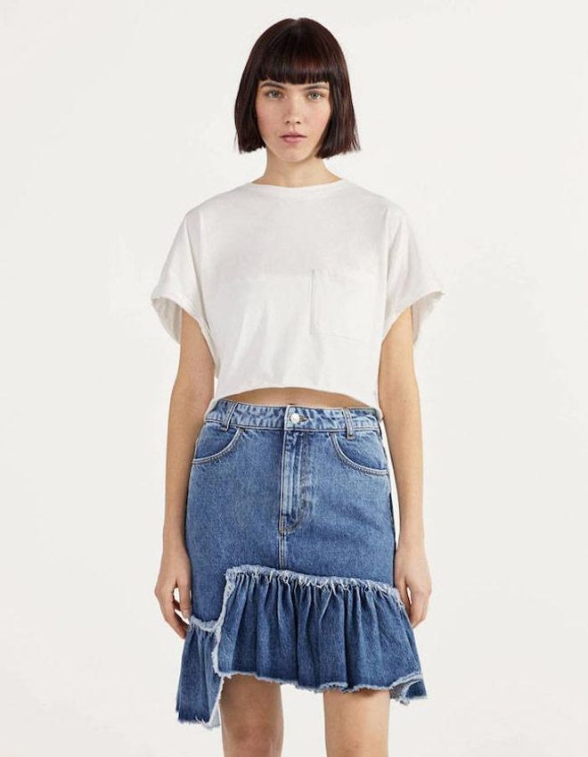 Minifalda 'denim' asimétrica con volante, de Bershka