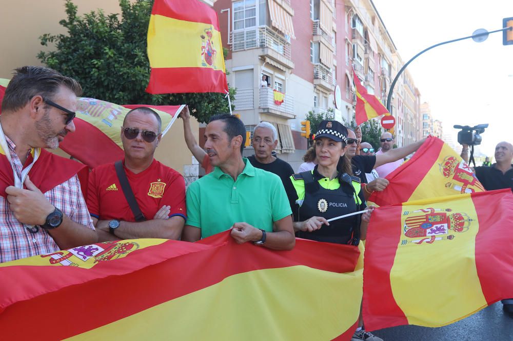 La Policía Local de Málaga organiza ante su sede una concentración en apoyo de los policías nacionales y los guardia civiles que se han desplazado a Cataluña con motivo del referéndum del 1-O