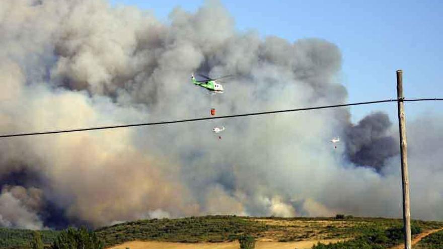 Tres helicópteros sobrevuelan anteayer sobre el incendio rebrotado en la Raya.