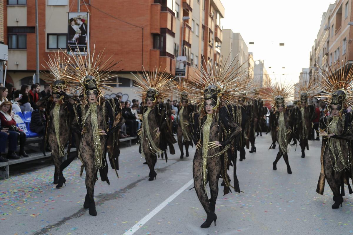 Una de las comparsas que participó en el desfile del Martes de Carnaval en Cabezo de Torres.