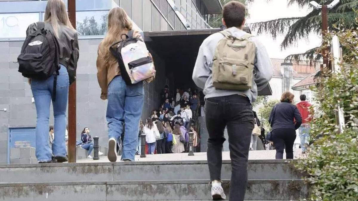 Estudiantes accediendo a la biblioteca Concepción Arenal de Santiago.
