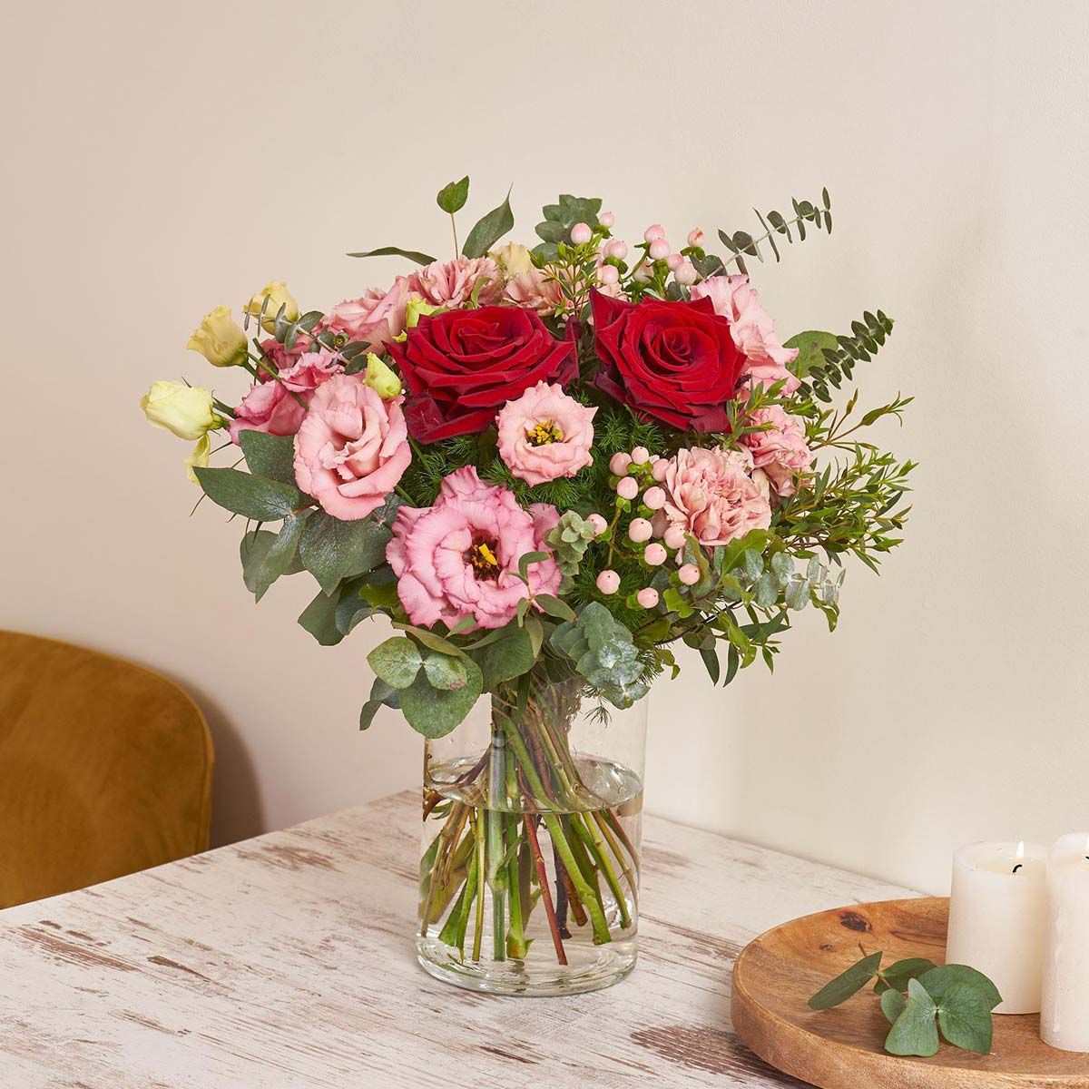 Ramo de flores &#039;My Valetine&#039; de Interflora, con rosas, claveles y lisianthus