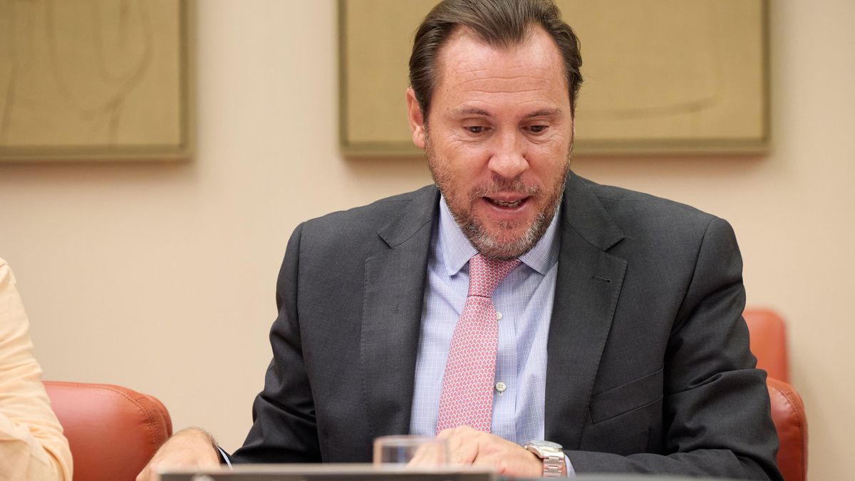 El ministro de Transportes y Movilidad Sostenible, Óscar Puente, comparece en la Comisión de Transportes y Movilidad Sostenible del Congreso de los Diputados