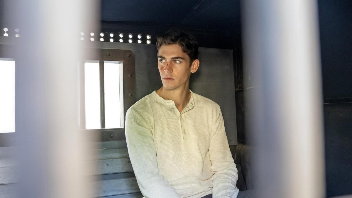 Hero Fiennes Tiffin (Sherlock Holmes) en una imagen de 'El joven Sherlock'