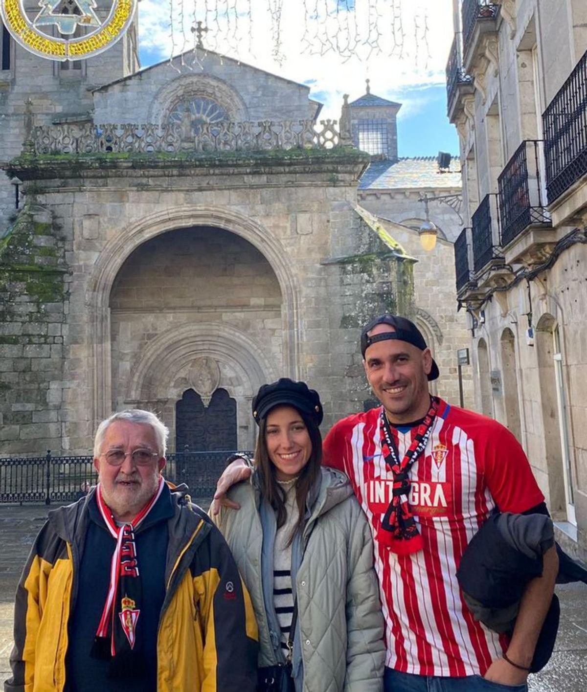 Pepín Sporting, Marta Anes y Kike Ferrao, junto a la catedral. | A. M.