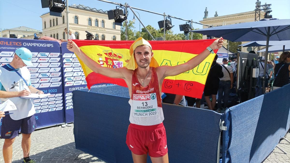 Manuel Bermúdez, con la bandera española en la línea de meta
