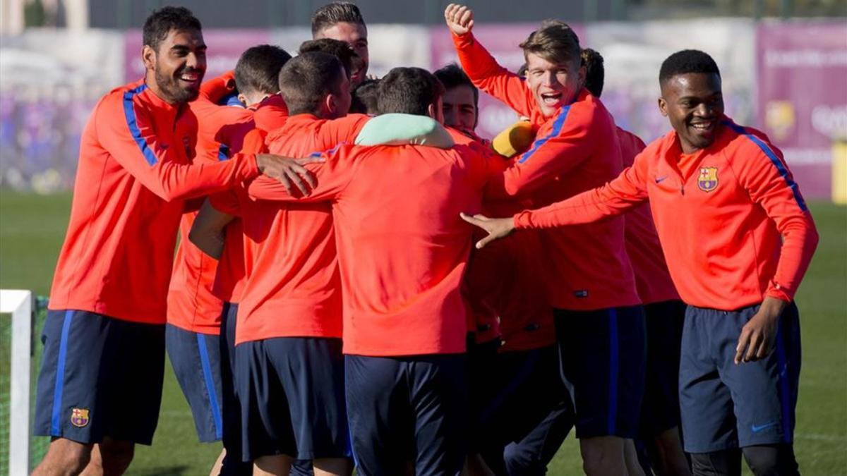 Buen rollo en la plantilla del Barcelona B durante la sesión previa al derbi de filiales