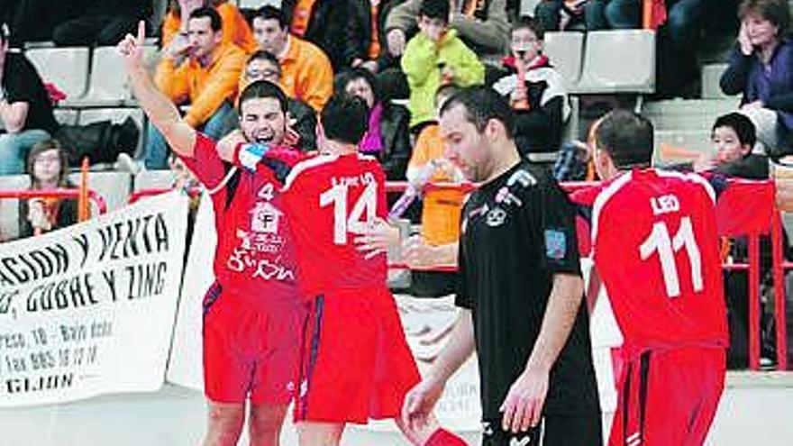 Ferrandis, Luisjo y Leo celebran un gol.