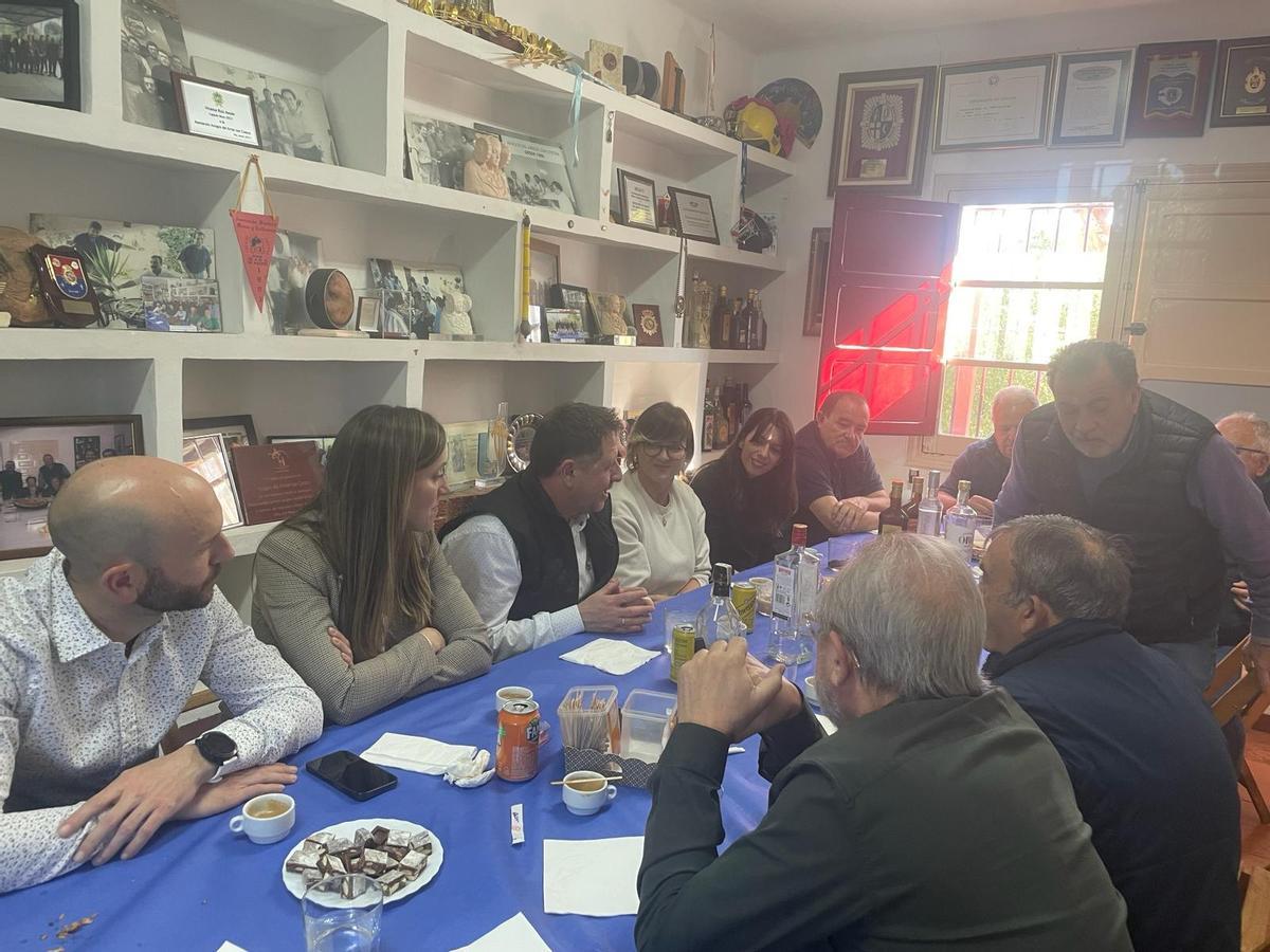 El encuentro se celebra en unas instalaciones del Camp d'Elx que son el refugio de la asociación cada miércoles