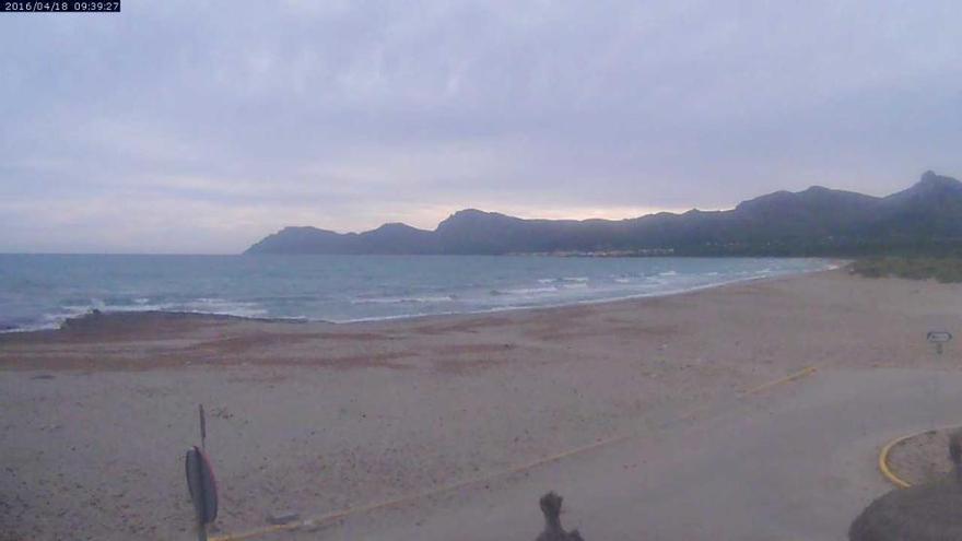 Durchwachsenes Wetter am Montagvormittag (18.4.) am Strand von Son Serra Marina