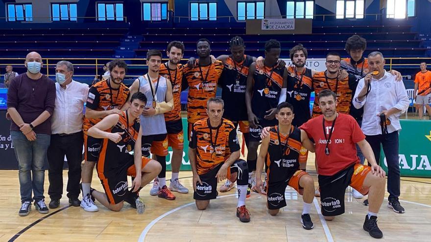 El conjunto del Seguros Bilbao Taller Central Diésel psoa con su medalla de bronce en la Final Four que organizó este fin de semana. | FCYLB