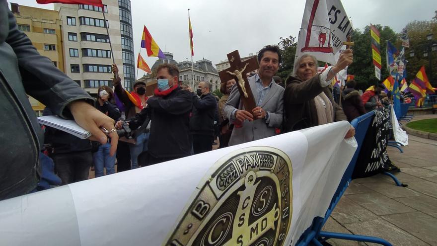 Tensión entre antisatánicos y republicanos al ritmo del "Dios te salve María" y "La internacional" en La Escandalera