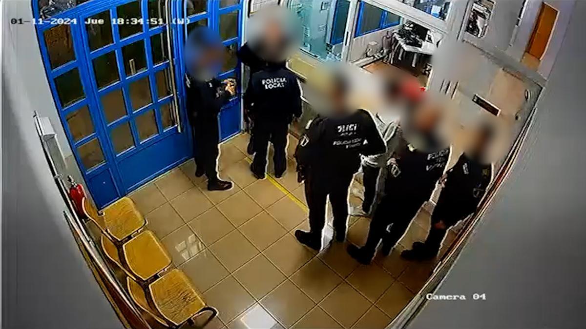El momento en el que cinco policías reducen con un mataleón a un padre delante de su hijo en comisaría