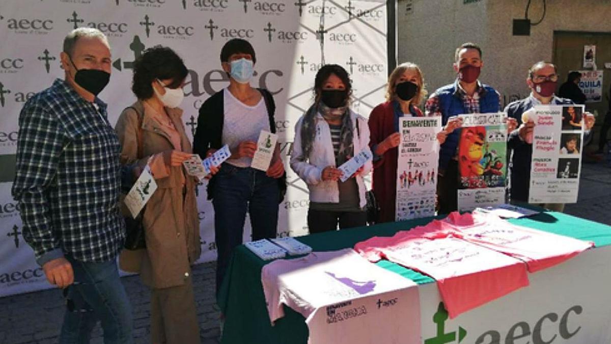 Los profesores de yoga, la presidenta de la AECC, Carmen Prieto, el alcalde y el concejal de Seguridad Ciudadana, en la presentación. | M. F.