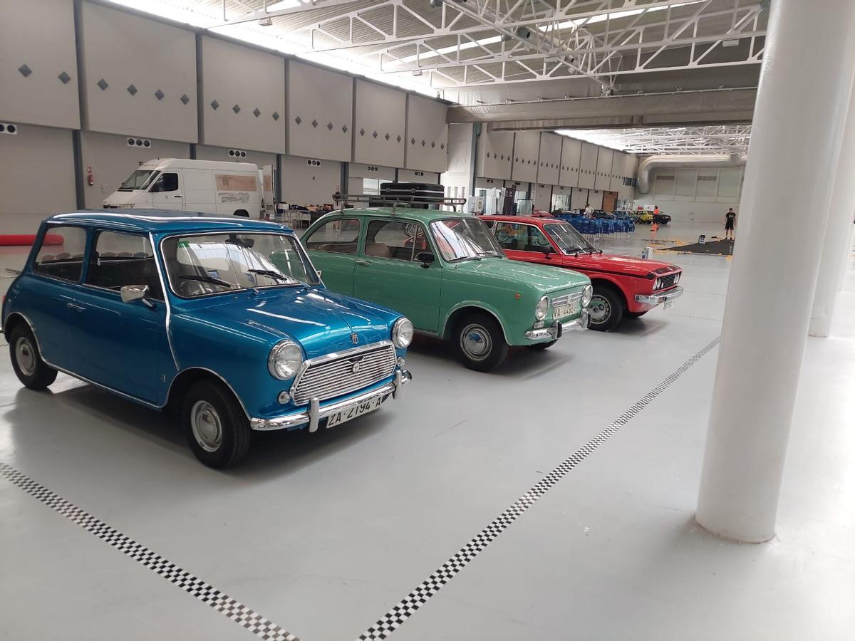 Los tres coches clásicos expuestos por el Club de Coches Clásicos de Benavente, en Valladolid.