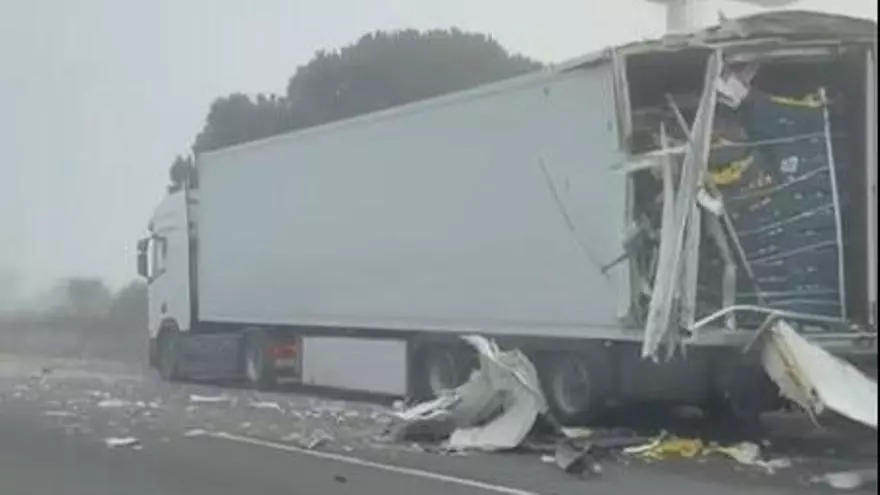 VÍDEO | Un xoc entre dos camions a l’AP-7 a Sils deixa fruita i verdura escampada a la calçada