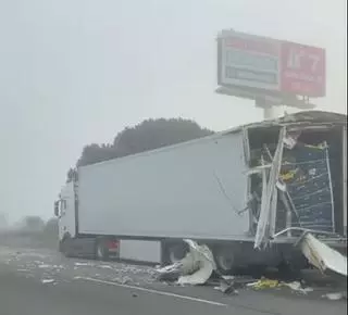 Un xoc entre dos camions a l’AP-7 a Sils deixa fruita i verdura escampada a la calçada