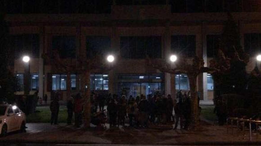 Manifestantes en la concentración de ayer por la tarde delante del Ayuntamiento.