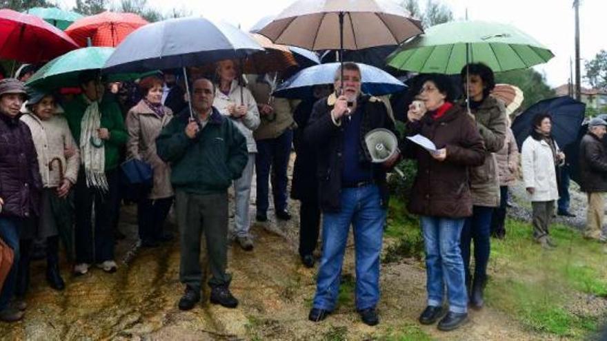 Vecinos de O Hío durante la protesta de enero en los terrenos que deberán acoger la dotación.  // G.N.