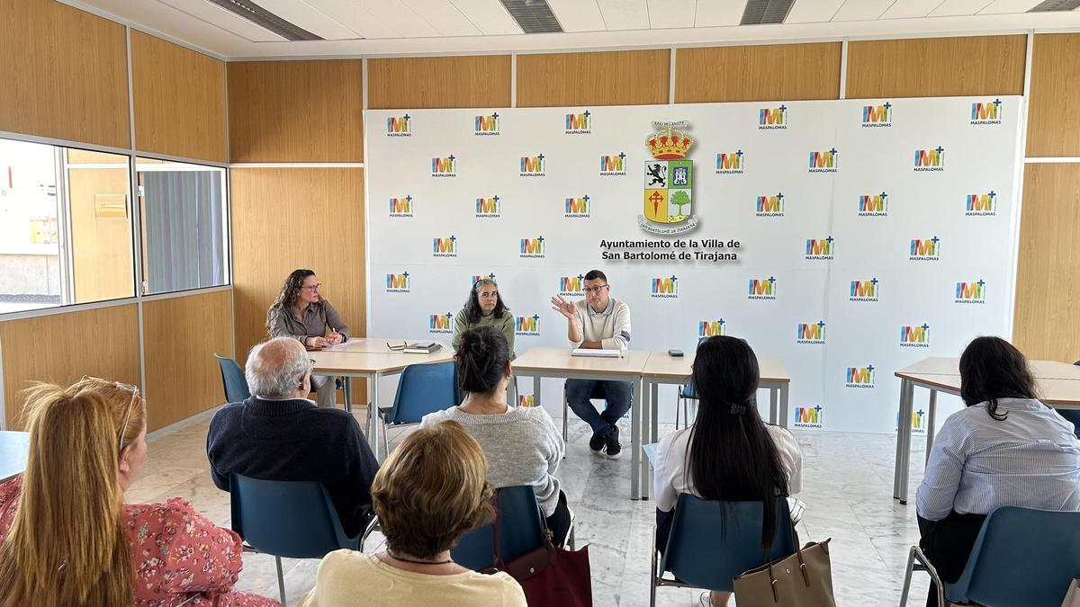 El concejal Dimas Sarmiento en una reunión con resposnables de entidades sociales del municipio.